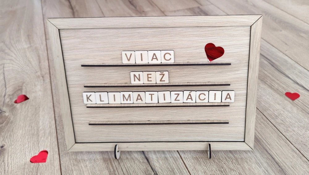 Drevená tabuľa s písmenkami